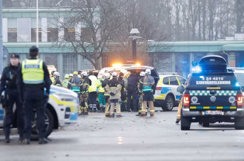 Các cơ quan khẩn cấp tại hiện trường vụ việc ở Trường Risbergska, ở Orebro, Thụy Điển ngày 4/2. Ảnh: Reuters.