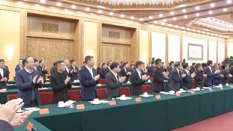 Jack Ma, thứ hai từ trái sang, và các lãnh đạo doanh nghiệp Trung Quốc khác trong cuộc họp ở Bắc Kinh do nhà lãnh đạo Trung Quốc Tập Cận Bình chủ trì trong hôm 17/2. Ảnh: CCTV.