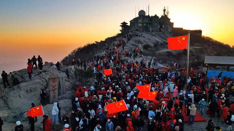 Những người leo núi ngắm bình minh vào ngày đầu năm mới trên núi Thái Sơn vào ngày 1/1/2025, tỉnh Sơn Đông, miền Đông Trung Quốc. Ảnh: Getty.