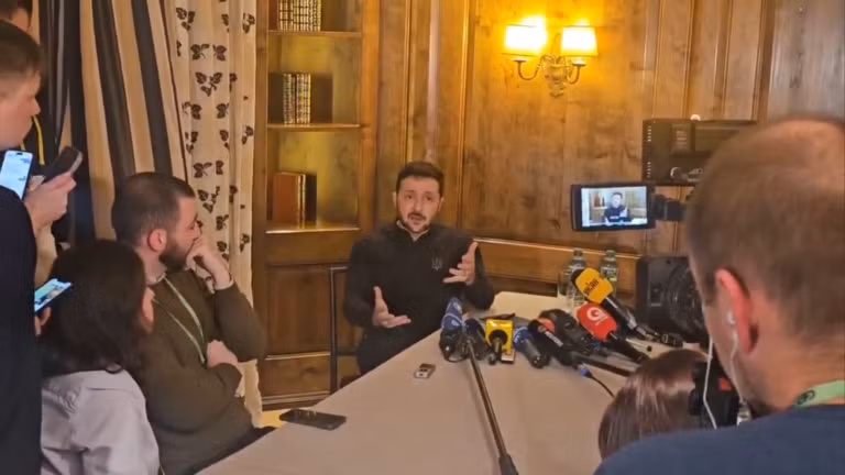 Tổng thống Ukraine Volodymyr Zelensky trả lời phỏng vấn báo chí. Ảnh: Getty.