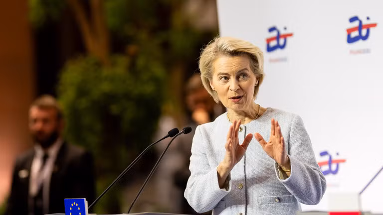 Bà Ursula von der Leyen phát biểu với giới truyền thông trong cuộc họp báo tại Trung tâm Đoàn kết Châu Âu ở Gdansk, Ba Lan. Ảnh: Getty.