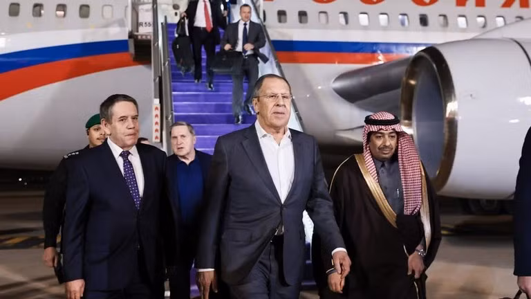 Ngoại trưởng Nga Sergey Lavrov đến Riyadh, Arab Saudi để hội đàm với phái đoàn Mỹ. Ảnh: Sputnik.
