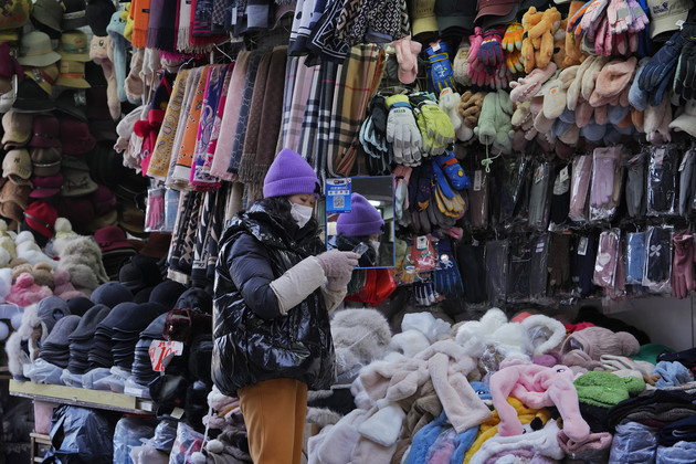 Một cửa hiệu tại điểm du lịch có tiếng ở Bắc Kinh, Trung Quốc (Ảnh: AP) Một cửa hiệu tại điểm du lịch có tiếng ở Bắc Kinh, Trung Quốc (Ảnh: AP)