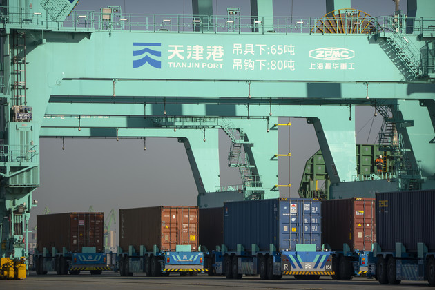 Xe tải không người lái vận chuyển container tại cảng Thiên Tân (Ảnh: AP) Xe tải không người lái vận chuyển container tại cảng Thiên Tân (Ảnh: AP)