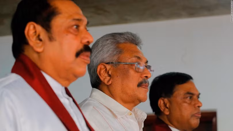 Cựu Tổng thống Mahinda Rajapaksa (trái) cùng các anh em của ông, Tổng thống Gotabaya Rajapaksa (giữa) và cựu Bộ trưởng Phát triển Kinh tế Basil Rajapaksa (Ảnh: CNN)
