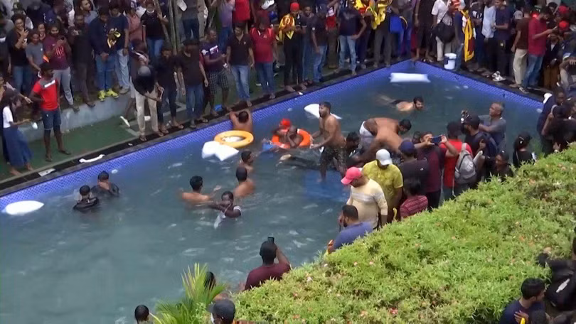 Người biểu tình vui chơi trong bể bơi tại khu tư dinh của thủ tướng (Ảnh: Reuters)