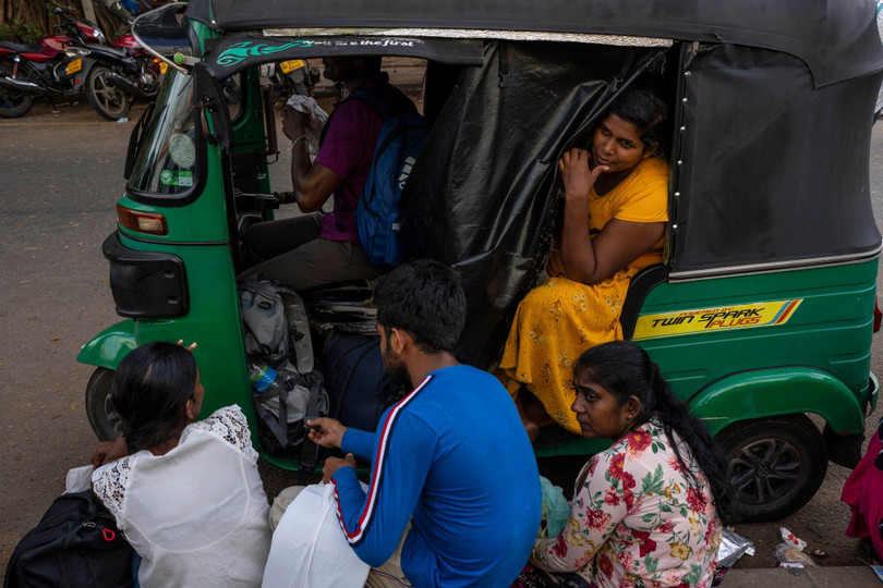 Một người phụ nữ ngồi trên xe tuk tuk trong lúc chờ xin hộ chiếu ở Colombo (Ảnh: AP)