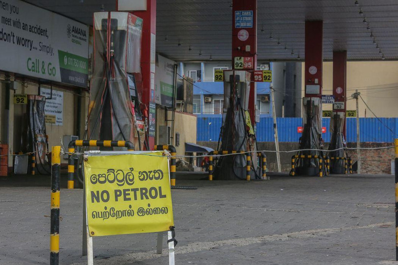 Biển báo không còn xăng để bán tại một trạm xăng ở Colombo, Sri Lanka (Ảnh: Reuters)