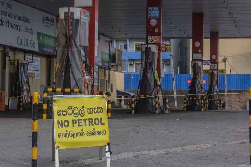 Biển hiệu "hết xăng" tại một trạm xăng ở Colombo, Sri Lanka trong tháng trước (Ảnh: Shutterstock)