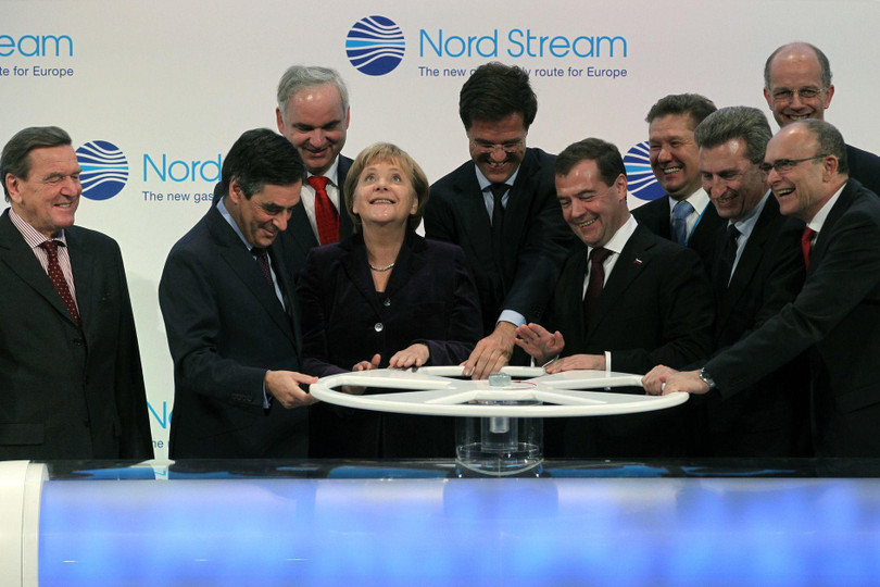 Các nhà lãnh đạo châu Âu trong buổi lễ khởi động đường ống dẫn khí Nord Stream năm 2011 (Ảnh: WSJ)