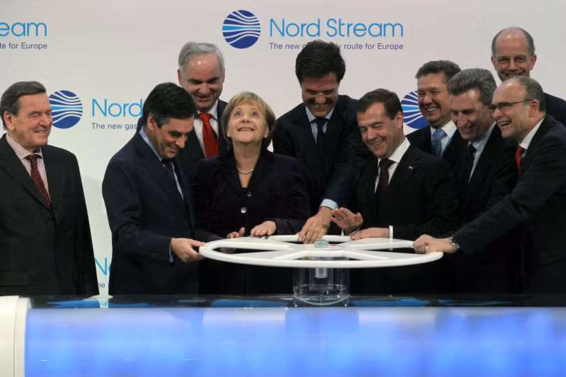 Các nhà lãnh đạo châu Âu trong buổi lễ khởi động đường ống dẫn khí Nord Stream năm 2011 (Ảnh: WSJ)