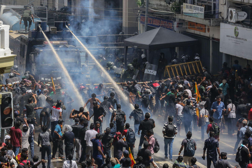 Lực lượng an ninh dùng vòi rồng giải tán người biểu tình ở Colombo ngày 9/7 (Ảnh: Shutterstock) Lực lượng an ninh dùng vòi rồng giải tán người biểu tình ở Colombo ngày 9/7 (Ảnh: Shutterstock)