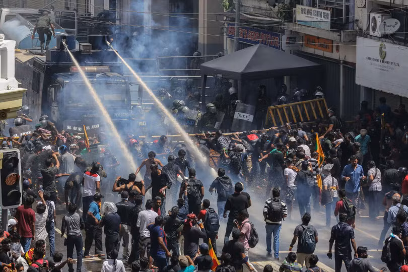 Lực lượng an ninh dùng vòi rồng giải tán người biểu tình ở Colombo ngày 9/7 (Ảnh: Shutterstock)