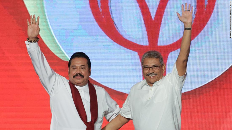 Ông Mahinda (trái) và em trai mình, ông Gotabaya ở Colombo, Sri Lanka năm 2019 (Ảnh: CNN)