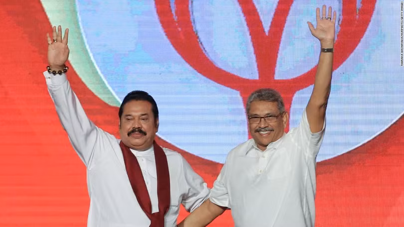 Ông Mahinda (trái) và em trai mình, ông Gotabaya ở Colombo, Sri Lanka năm 2019 (Ảnh: CNN)