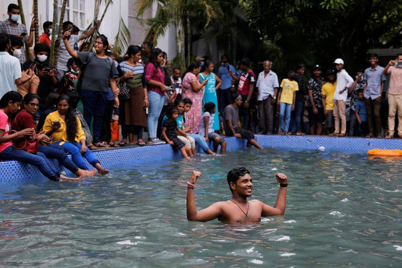 Một người biểu tình Sri Lanka tắm trong bể bơi của khu nhà ở tổng thống hôm 10/7 (Ảnh: Reuters) Một người biểu tình Sri Lanka tắm trong bể bơi của khu nhà ở tổng thống hôm 10/7 (Ảnh: Reuters)