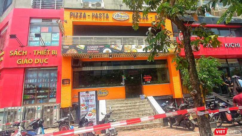 Nhà hàng món Âu tại 106 Trần Thái Tông đã bị phong tỏa sáng nay. Ảnh: Khánh Linh.