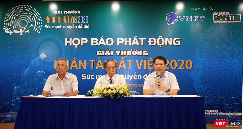 Đại diện Ban Tổ chức Giải thưởng Nhân tài Đất Việt giải đáp thắc mắc tại buổi họp báo phát động Giải thưởng.