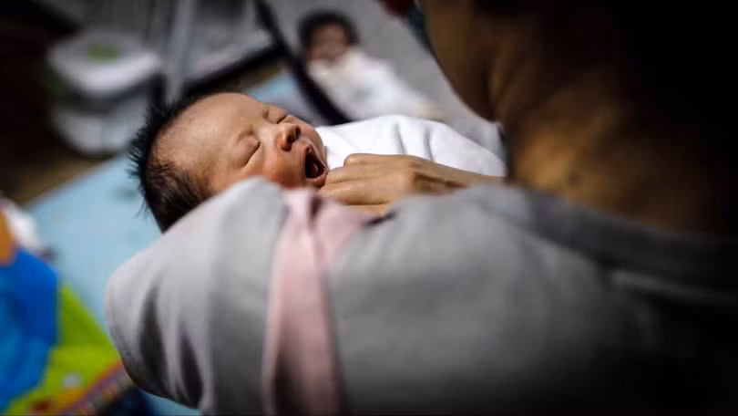 Một em bé chào đời ở Seoul. Các nhà hoạch định chính sách Hàn Quốc trong nhiều năm đã tìm kiếm các biện pháp để thúc đẩy tỷ lệ sinh (Ảnh: Reuters)