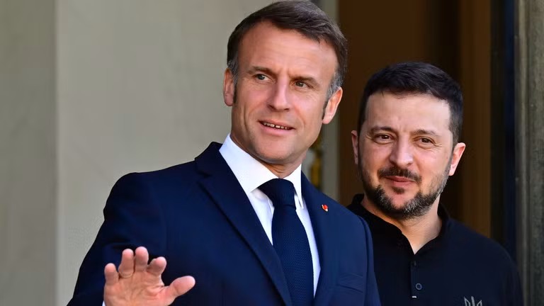 Tổng thống Pháp Emmanuel Macron tiếp đón Tổng thống Ukraine Volodymyr Zelensky của Ukraine tại Điện Elysee vào ngày 7/6 (Ảnh: Getty)