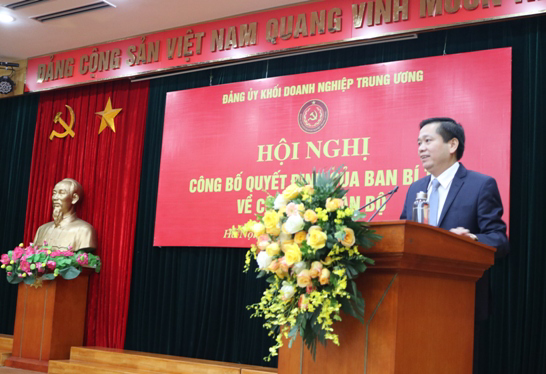 Ông Nguyễn Long Hải, Ủy viên dự khuyết Trung ương Đảng, Bí thư Đảng ủy Khối Doanh nghiệp Trung ương phát biểu giao nhiệm vụ cho tân Phó Bí thư Đảng ủy Khối Doanh nghiệp Trung ương.