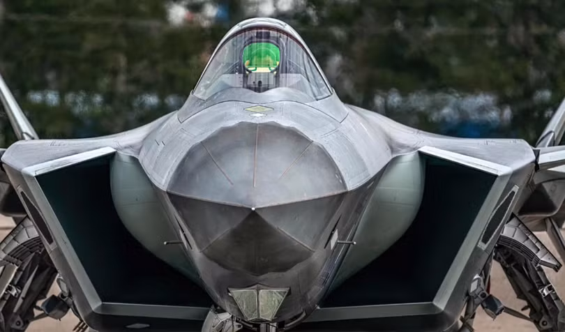 Mẫu chiến đấu cơ tàng hình J-20 của Trung Quốc (Ảnh: Handout) Mẫu chiến đấu cơ tàng hình J-20 của Trung Quốc (Ảnh: Handout)