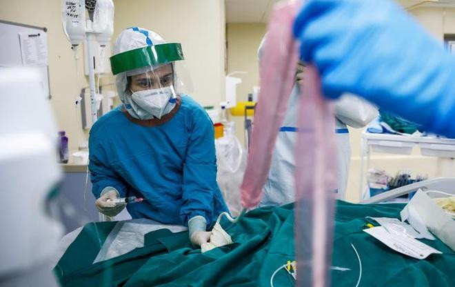 Nhân viên y tế làm việc tại phòng chăm sóc tích cực của Bệnh viện Lâm sàng Thành phố số 52, nơi điều trị bệnh nhân mắc Covid-19, ở Moscow hôm 21/10.