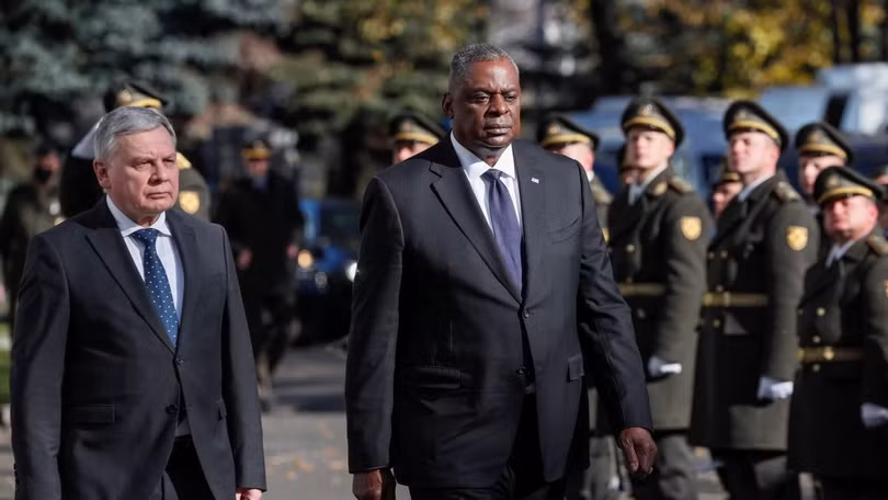 Bộ trưởng Quốc phòng Mỹ Lloyd Austin (phải) tại Kiev (Ảnh: AP) Bộ trưởng Quốc phòng Mỹ Lloyd Austin (phải) tại Kiev (Ảnh: AP)