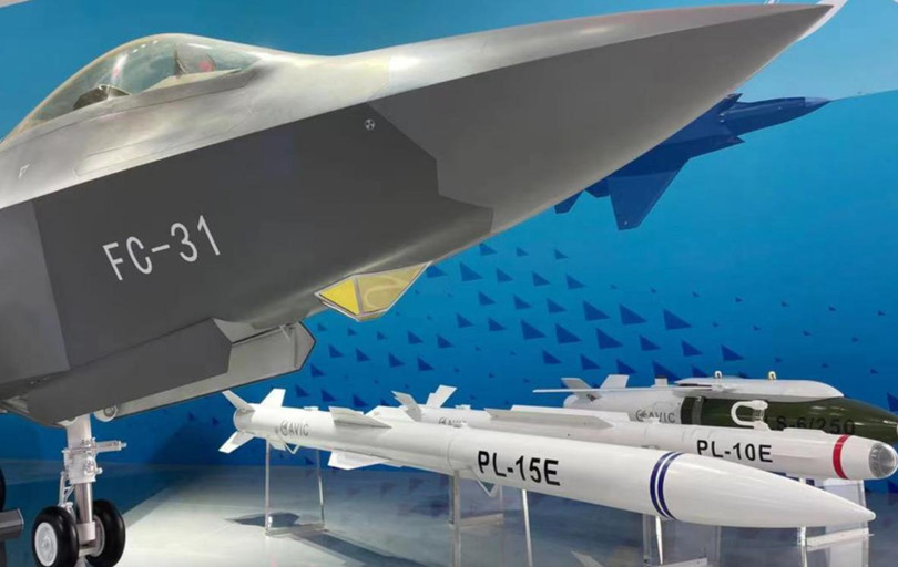 Mô hình máy bay FC-31 và tên lửa PL-15E tại triển lãm hàng không ở Chu Hải (Ảnh: Global Times)
