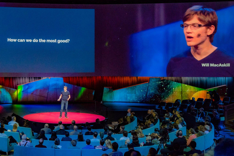 Will MacAskill, một người sáng lập của Trung tâm Vị tha Hiệu quả, phát biểu tại TED Talk năm 2018 (Ảnh: Getty)