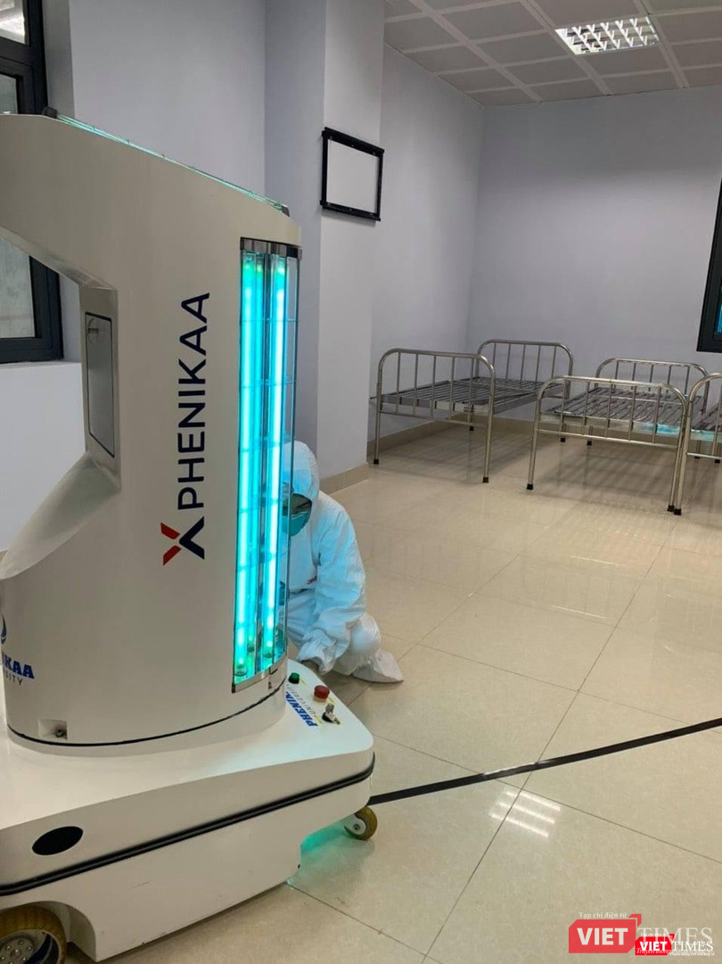 Bác sĩ tại Bắc Giang tiếp nhận robot khử khuẩn Phenikaa-X.