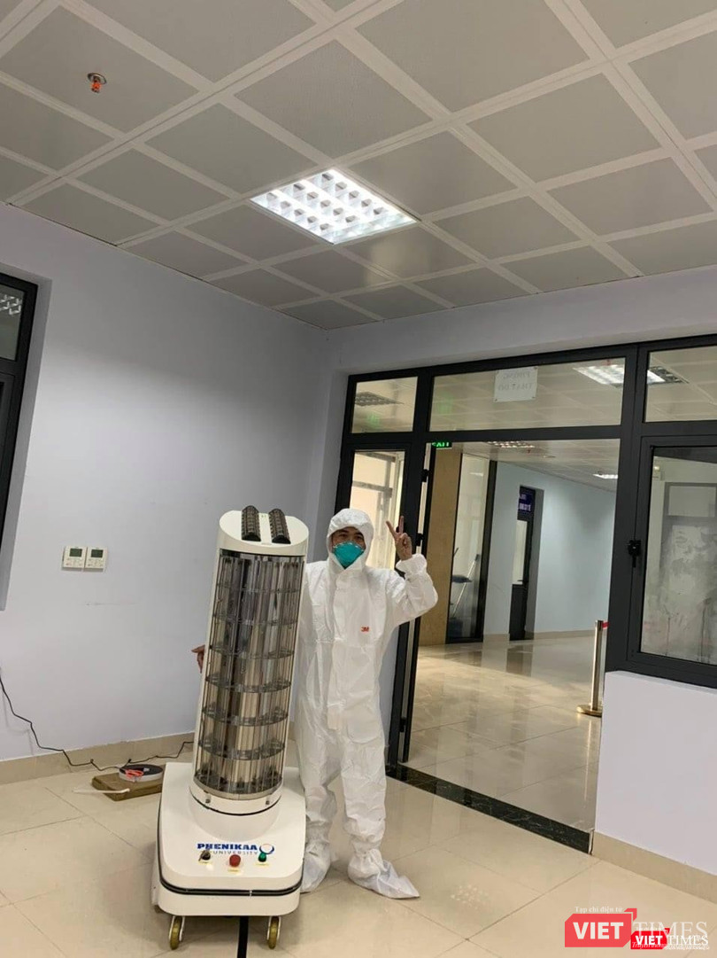 Bác sĩ tại Bắc Giang tiếp nhận robot khử khuẩn Phenikaa-X.