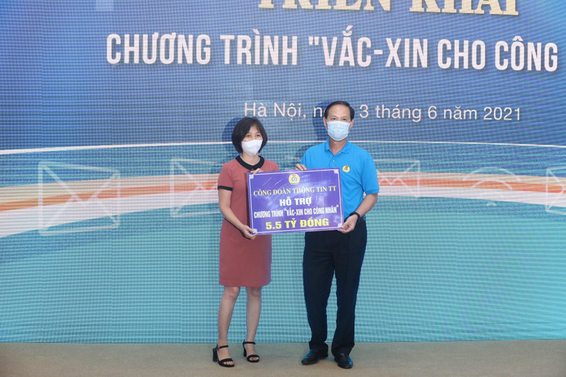 Thừa ủy quyền của Lãnh đạo Bộ TT&amp;TT, Công đoàn TT&amp;TT Việt Nam đã hỗ trợ 5,5 tỉ đồng cho ban tổ chức. Ảnh: Bộ TT&amp;TT.