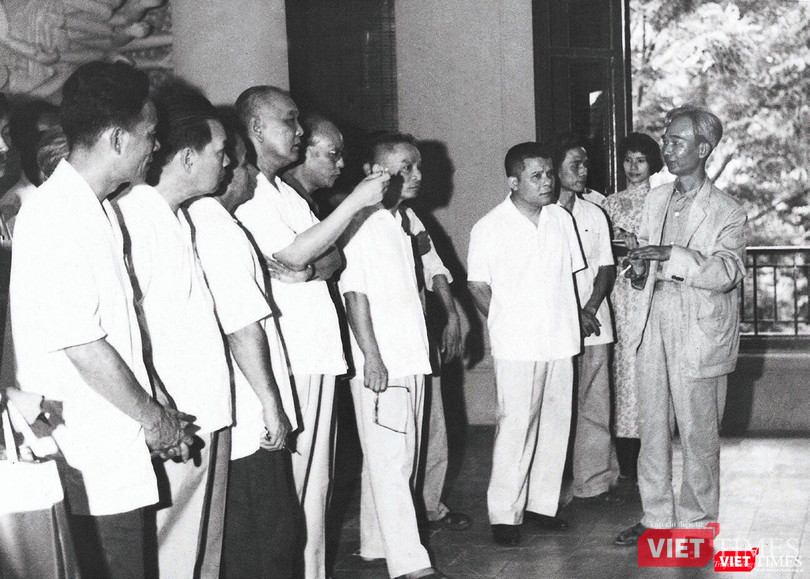 Họa sĩ Nguyễn Đỗ Cung giới thiệu trưng bày trong ngày khánh thành Bảo tàng Mỹ thuật Việt Nam (24/6/1966).