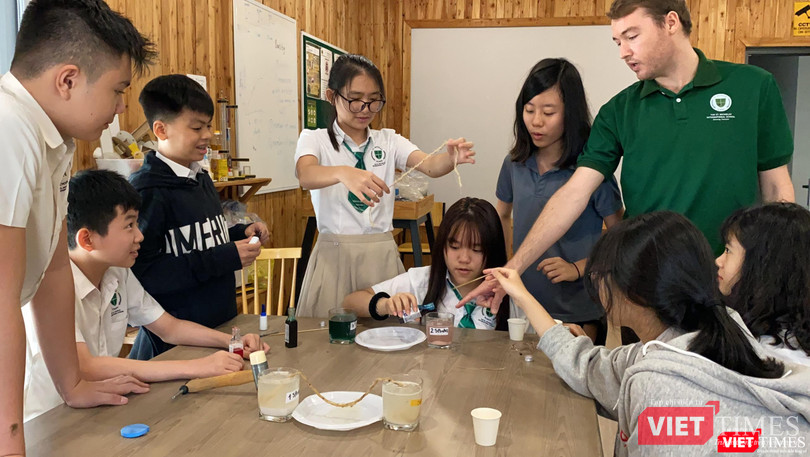 Học sinh trường St. Nicholas đang thực hành thí nghiệm. Học sinh trường St. Nicholas đang thực hành thí nghiệm.