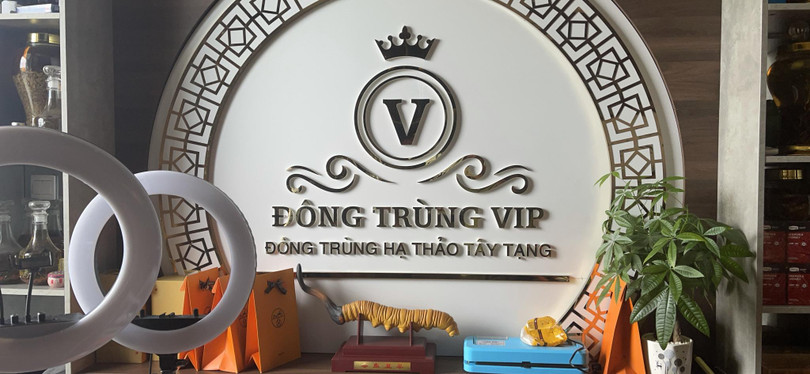Chủ cơ sở dựng biển hiệu với nội dung “Đông trùng VIP Đông trùng hạ thảo Tây Tạng” phục vụ quá trình livestream bán hàng. Ảnh: Tổng cục QLTT