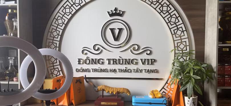 Chủ cơ sở dựng biển hiệu với nội dung “Đông trùng VIP Đông trùng hạ thảo Tây Tạng” phục vụ quá trình livestream bán hàng. Ảnh: Tổng cục QLTT Chủ cơ sở dựng biển hiệu với nội dung “Đông trùng VIP Đông trùng hạ thảo Tây Tạng” phục vụ quá trình livestream bán hàng. Ảnh: Tổng cục QLTT