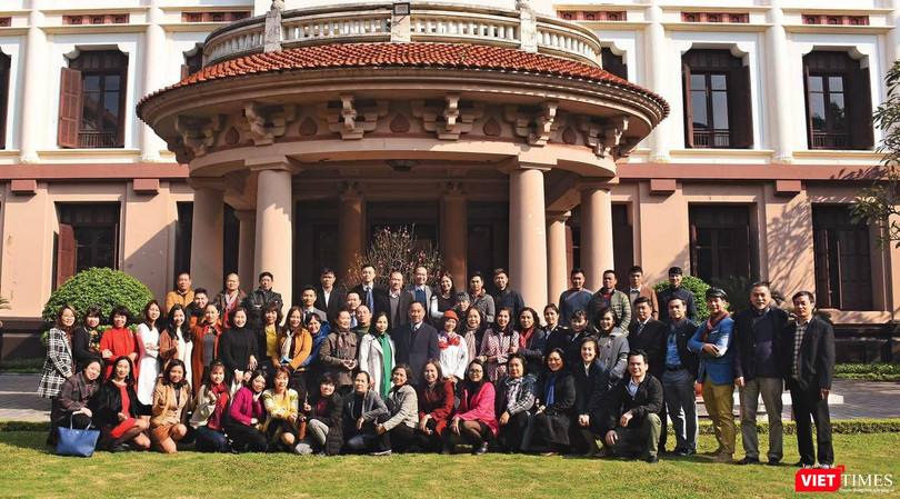 Tập thể cán bộ viên chức và người lao động Bảo tàng Mỹ thuật Việt Nam.