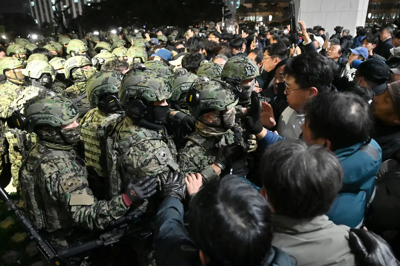 Binh sĩ cố gắng tiến vào tòa nhà Quốc hội ở Seoul sau khi Tổng thống Hàn Quốc Yoon Suk Yeol tuyên bố thiết quân luật. Ảnh: AFP.