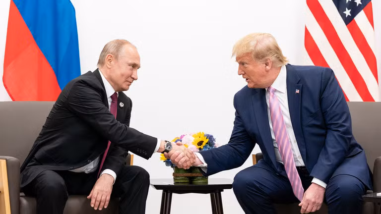 Tổng thống Nga Vladimir Putin gặp Tổng thống Mỹ Donald Trump bên lề Hội nghị thượng đỉnh G20 tại Osaka, Nhật Bản vào ngày 28/6/2019. Ảnh: RT.