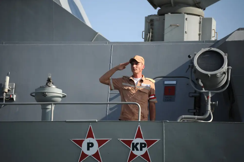 Một sĩ quan hải quân Nga đứng chào trên tàu hộ tống tên lửa ở Tartus, Syria năm 2019. Ảnh: AFP.
