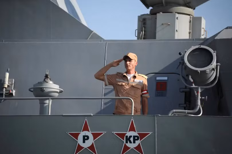 Một sĩ quan hải quân Nga đứng chào trên tàu hộ tống tên lửa ở Tartus, Syria năm 2019. Ảnh: AFP.