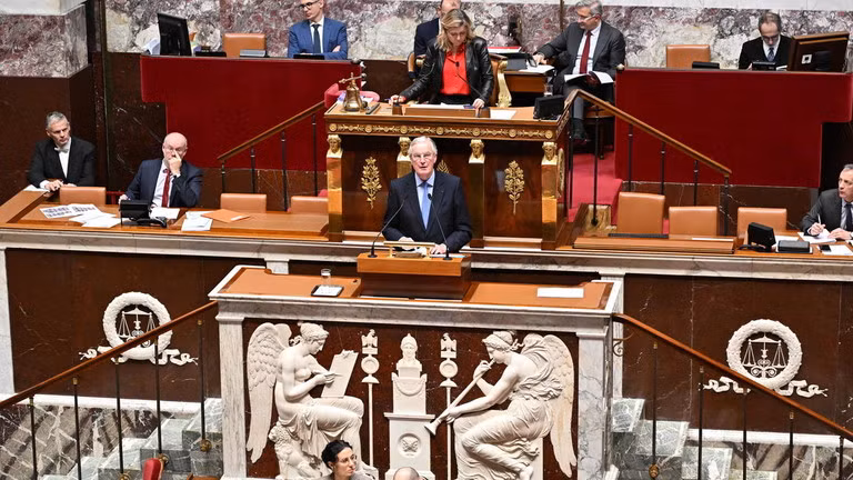 Thủ tướng Pháp Michel Barnier phát biểu trong cuộc tranh luận trước cuộc bỏ phiếu bất tín nhiệm. Ảnh: Getty.