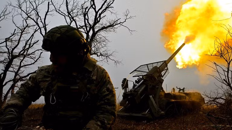 Một quân nhân Nga đang bắn pháo tự hành 2S7 Malka về phía vị trí của quân Ukraine. Ảnh: Sputnik.