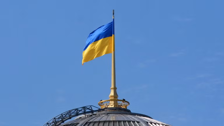 Quốc kỳ Ukraine tung bay trên nóc tòa nhà chính phủ ở Kiev. Ảnh: Getty.