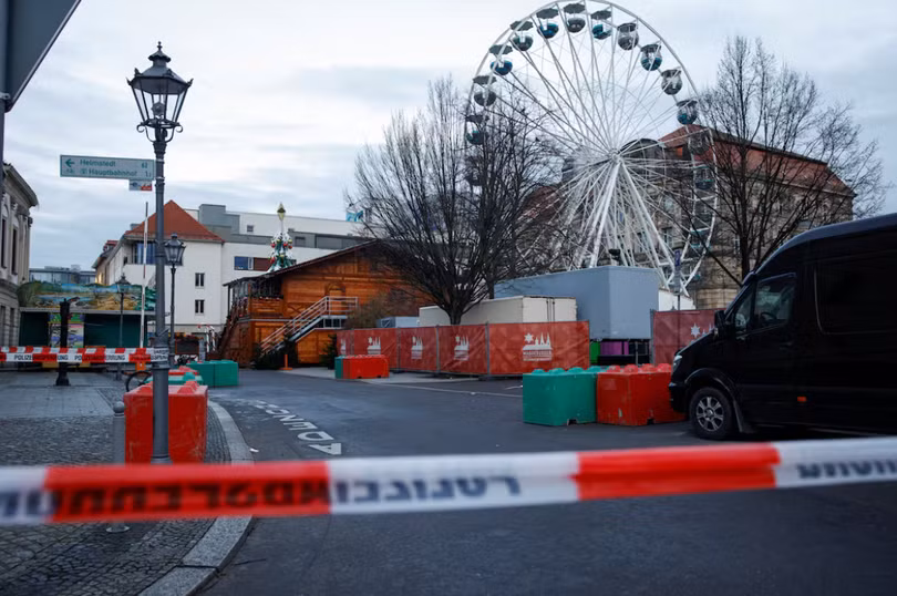 Hiện trường nơi chiếc ô tô lao vào đám đông tại chợ Giáng sinh ở Magdeburg, Đức ngày 21/12. Ảnh: Reuters.