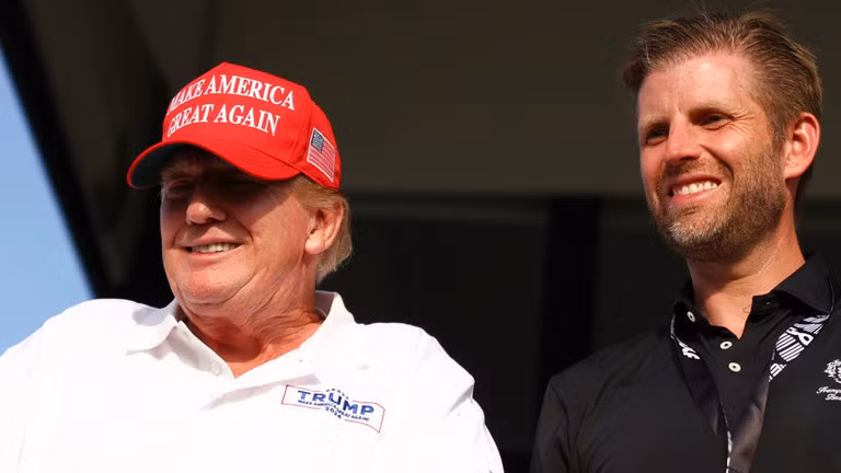 Tổng thống đắc cử Mỹ Donald Trump và con trai Eric Trump tại một CLB đánh golf ở bang Florida ngày 7/4. Ảnh: Getty.