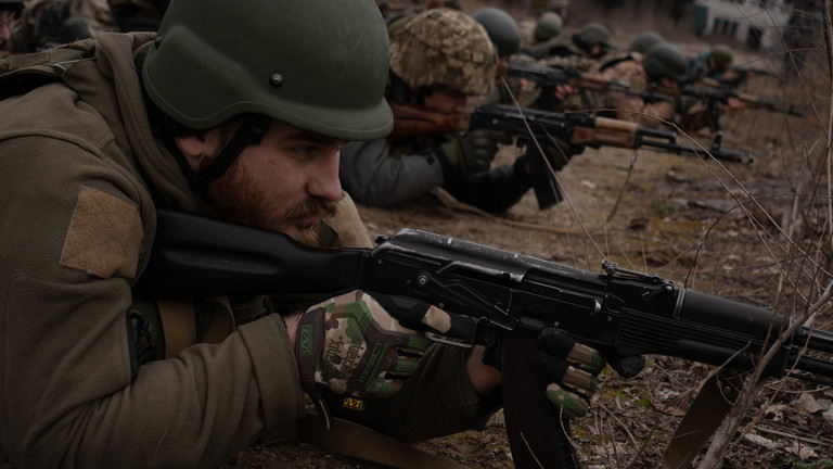 Binh sĩ Ukraine trong quá trình huấn luyện để ra chiến trường. Ảnh: Getty.
