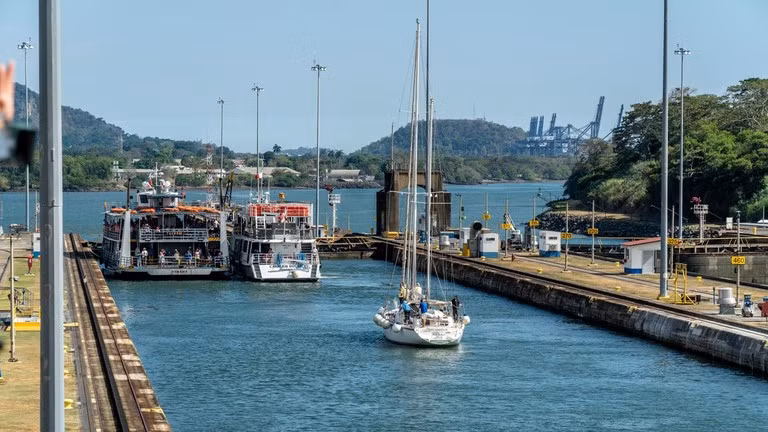 Tàu thuyền đi qua Miraflores Locks ở Kênh đào Panama. Ảnh: Getty.