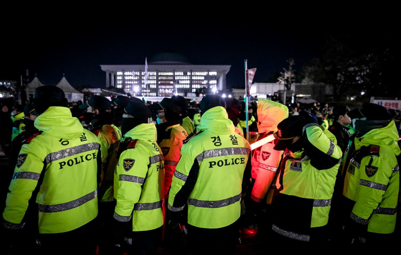 Lực lượng cảnh sát được điều động tới khu vực tòa nhà Quốc hội Hàn Quốc ở Seoul, sáng 4/12. Ảnh: Bloomberg.